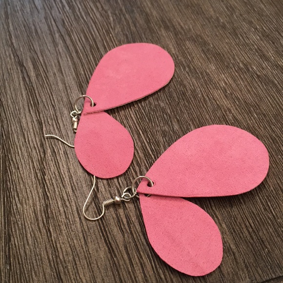 Lilly Pulitzer Chin Chin Handmade Earrings - Picture 3 of 8